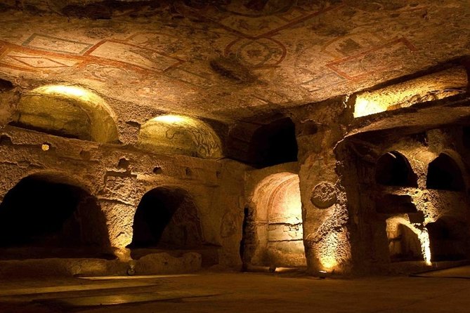 Corredor de catacumba subterrânea iluminado por lanterna